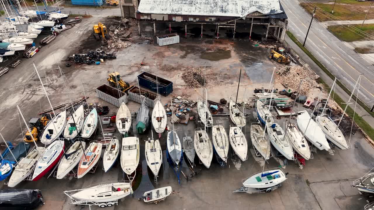 vista de ángulo alto en un edificio parcialmente destruido