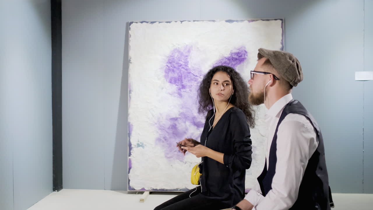 pareja visitando una galería de arte