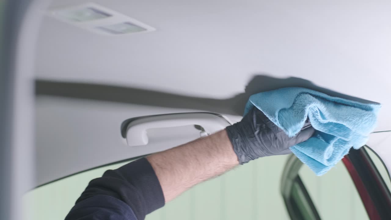 전문적인 자동차 청소. 샤워. 인테리어 세부 사항. 자동차 인테리어를 건조 청소 및 세부 사항; 깊은 좌석 청소; 자동차 세탁에서 거품을 는; 먼지에서 자동차 패널을 청소하는; 진공청소기