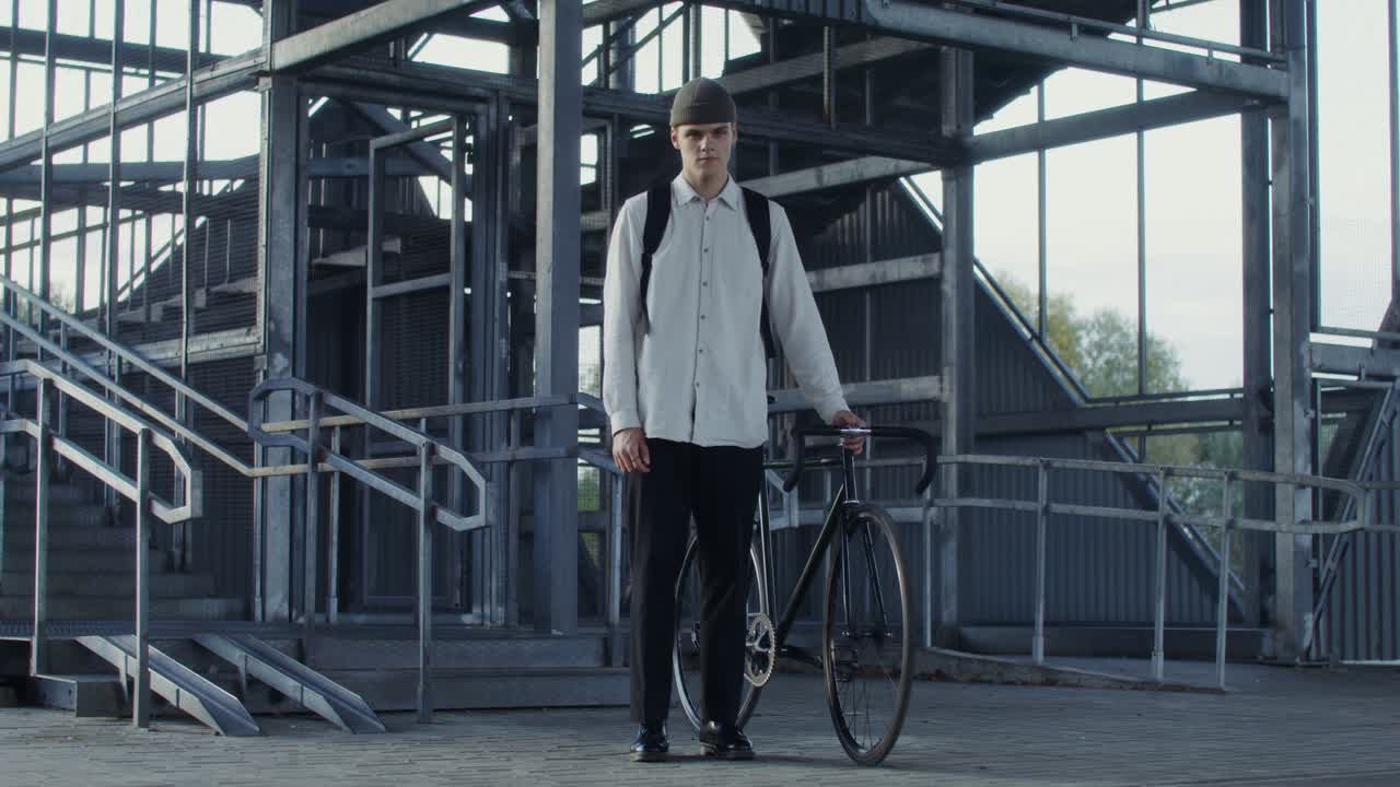 Giovane uomo con bicicletta a scatto fisso