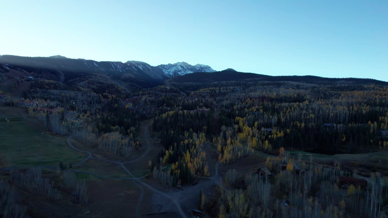 un avión no tripulado disparado al amanecer en el pueblo montañoso de telluride, colorado.
