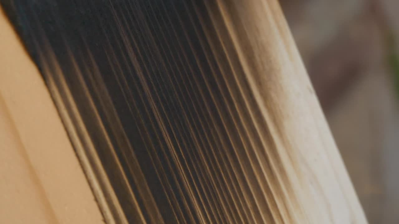 madera de pino oscureciendo y quemando con fuego fuerte, macro cerrar cámara lenta