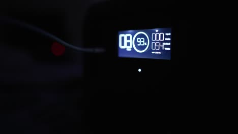 con pantalla digital en condiciones de poca luz