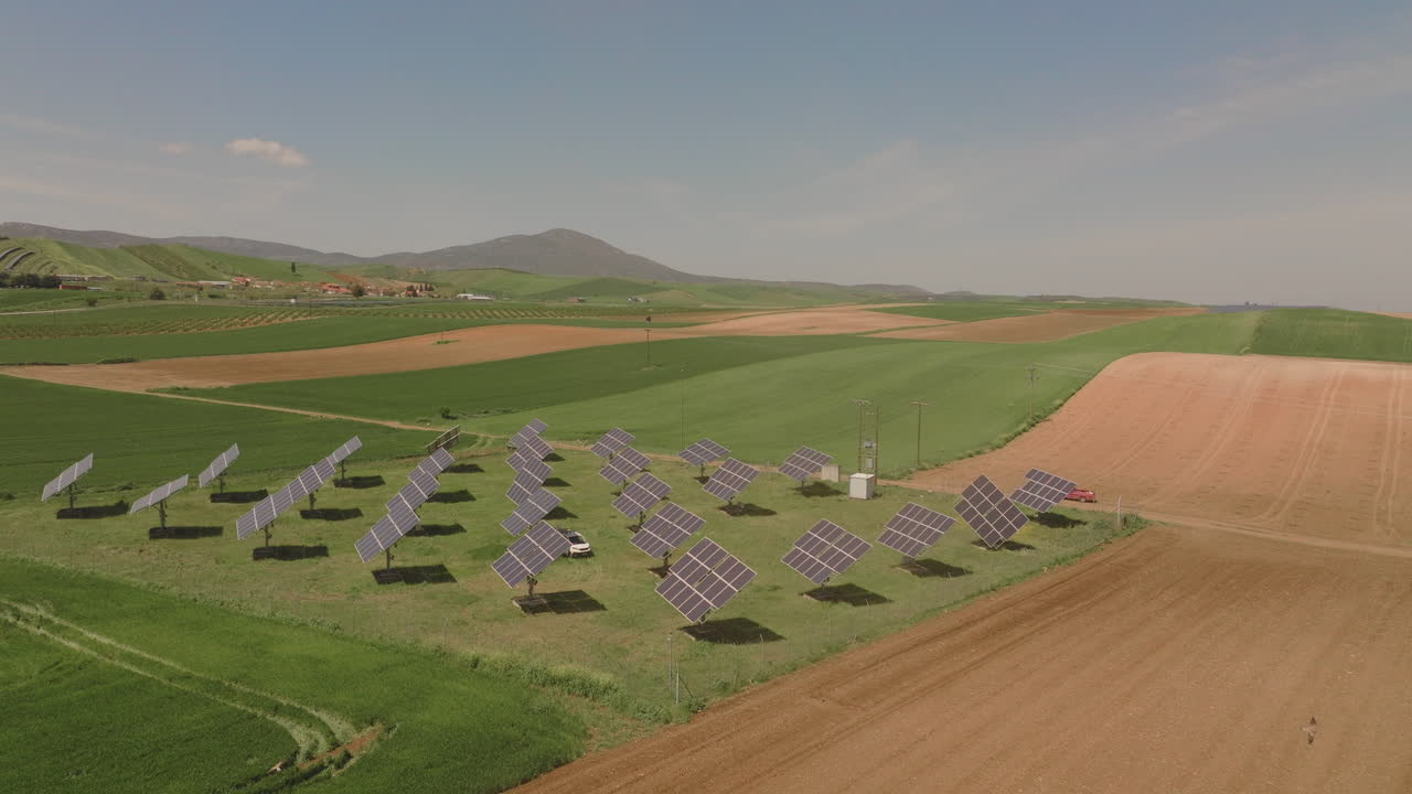 ферма с солнечными панелями в сельской местности