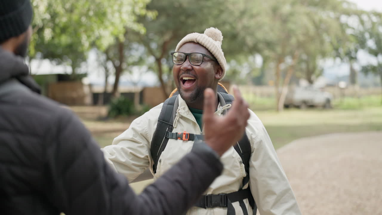 acampar, amigos y abrazar saludando al aire libre