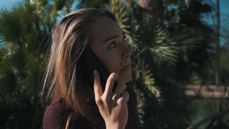 mujer caucásica al aire libre.