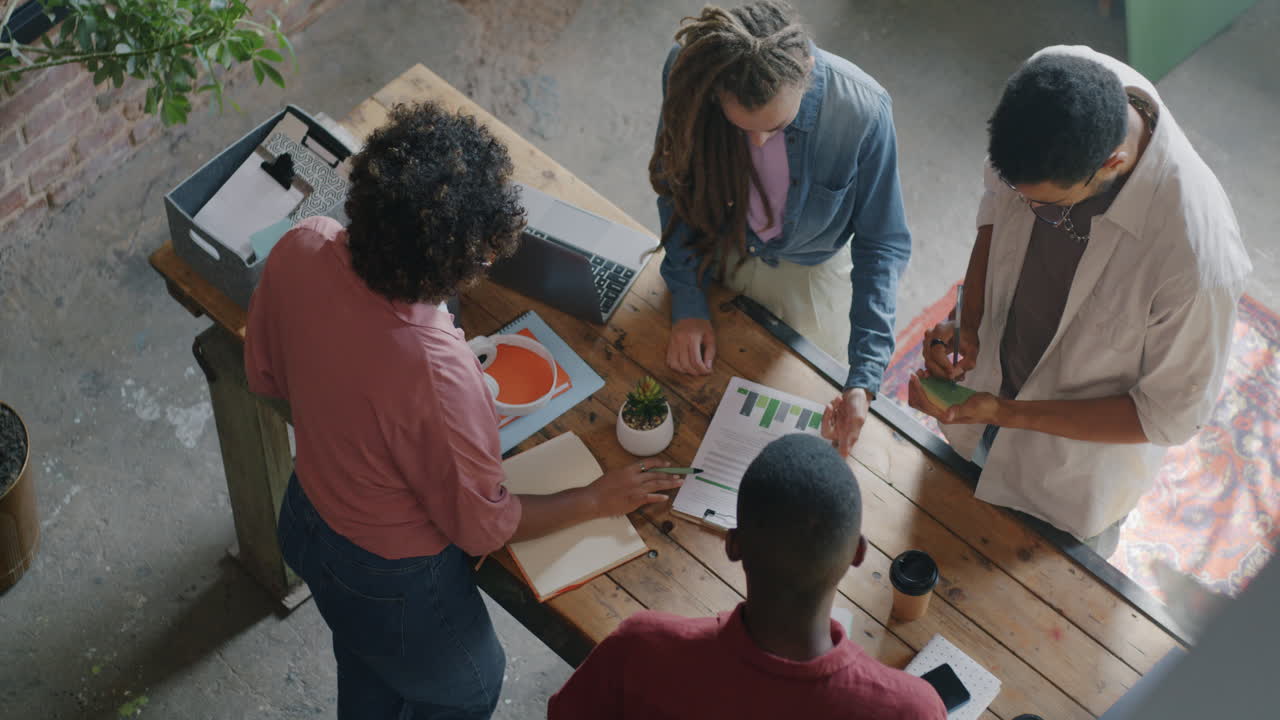 colaboración en equipo en una oficina moderna