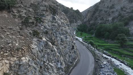 Kurvenreiche-Chilas-Babusar-Straße-Inmitten-Rauen-Geländes,-Pakistan