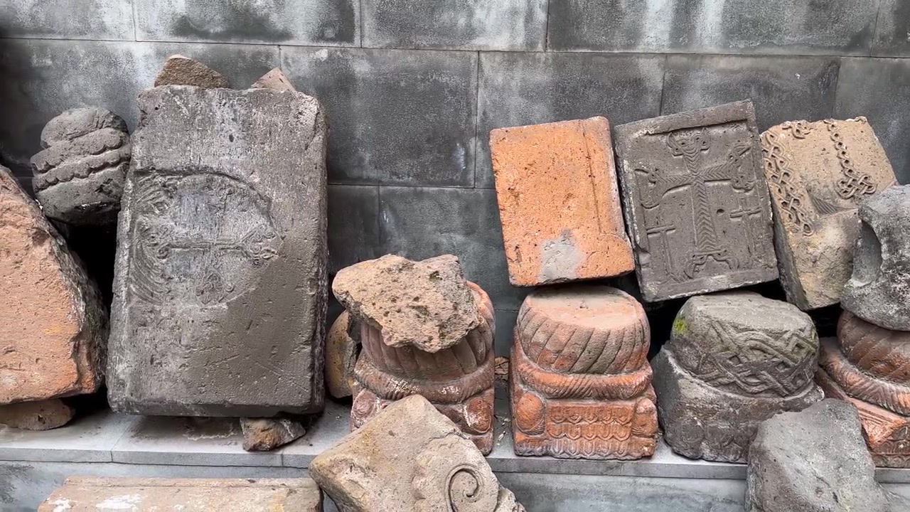 墓地景觀，包括墓碑、墓葬，以及基督教亞美尼亞火山凝灰岩石刻銘文，這些都是神聖宗教文化紀念的歷史古蹟和遺產。