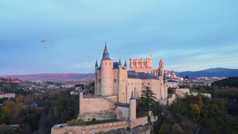 Parapente-Volando-Cerca-Del-Antiguo-Castillo