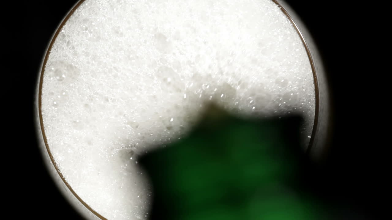 블랙 하이 글 에서 맥주가 유리잔에 부어집니다.