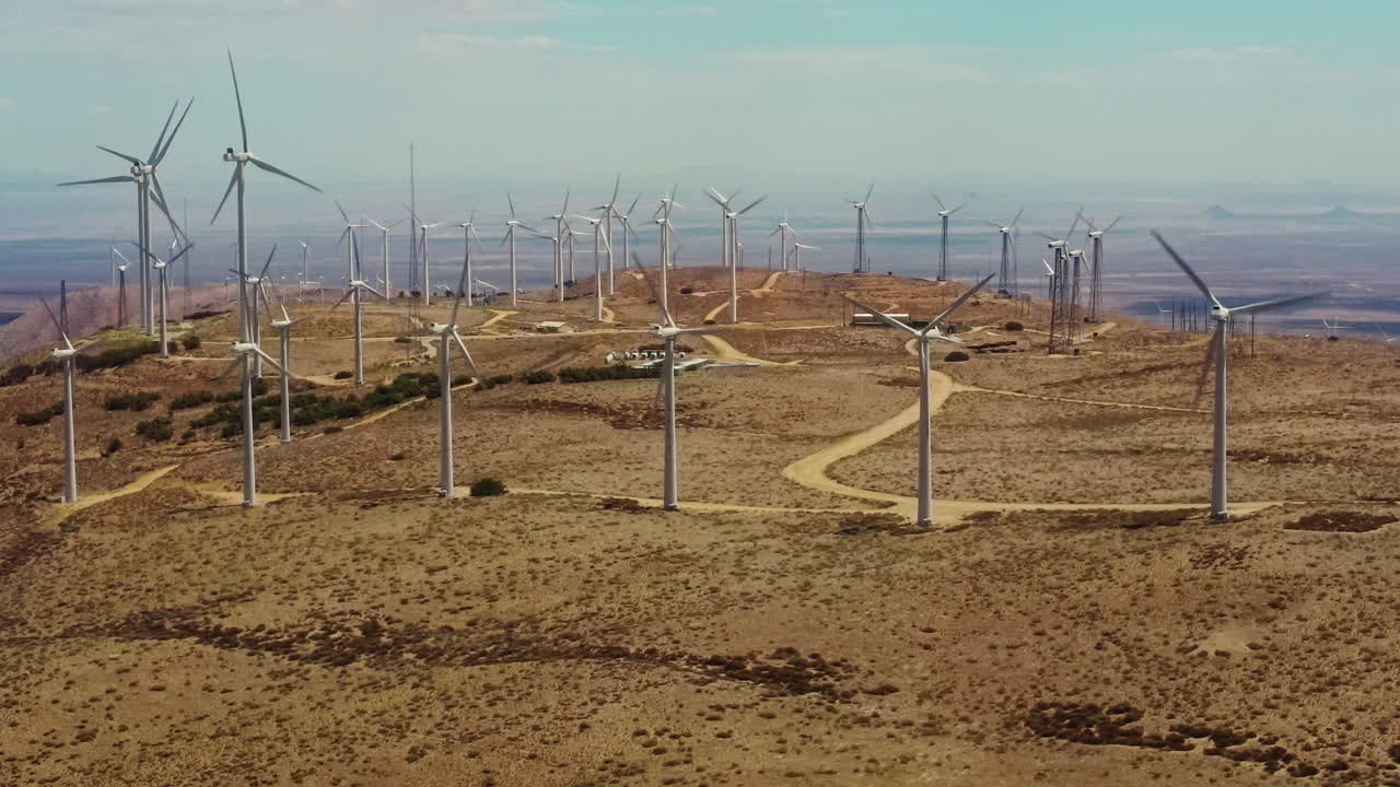 el parque eólico que produce energía sostenible en la cima de las colinas