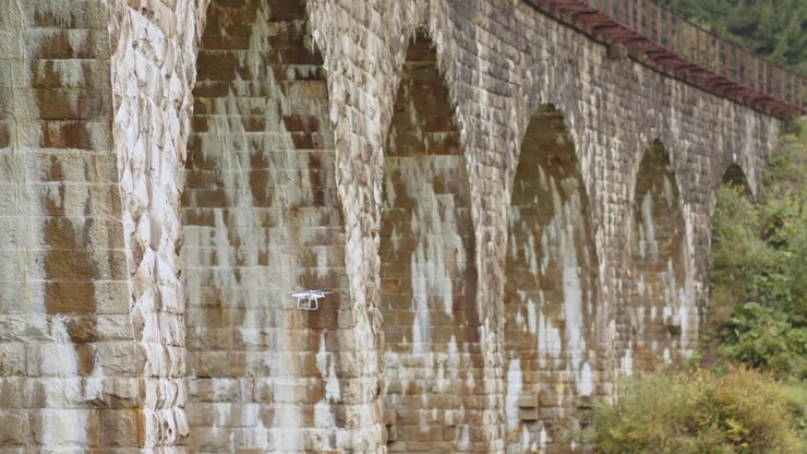 Drone su un ponte di pietra storico