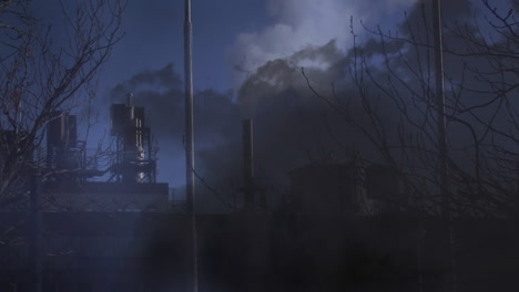 fábrica con un tubo industrial y relámpagos en las nubes