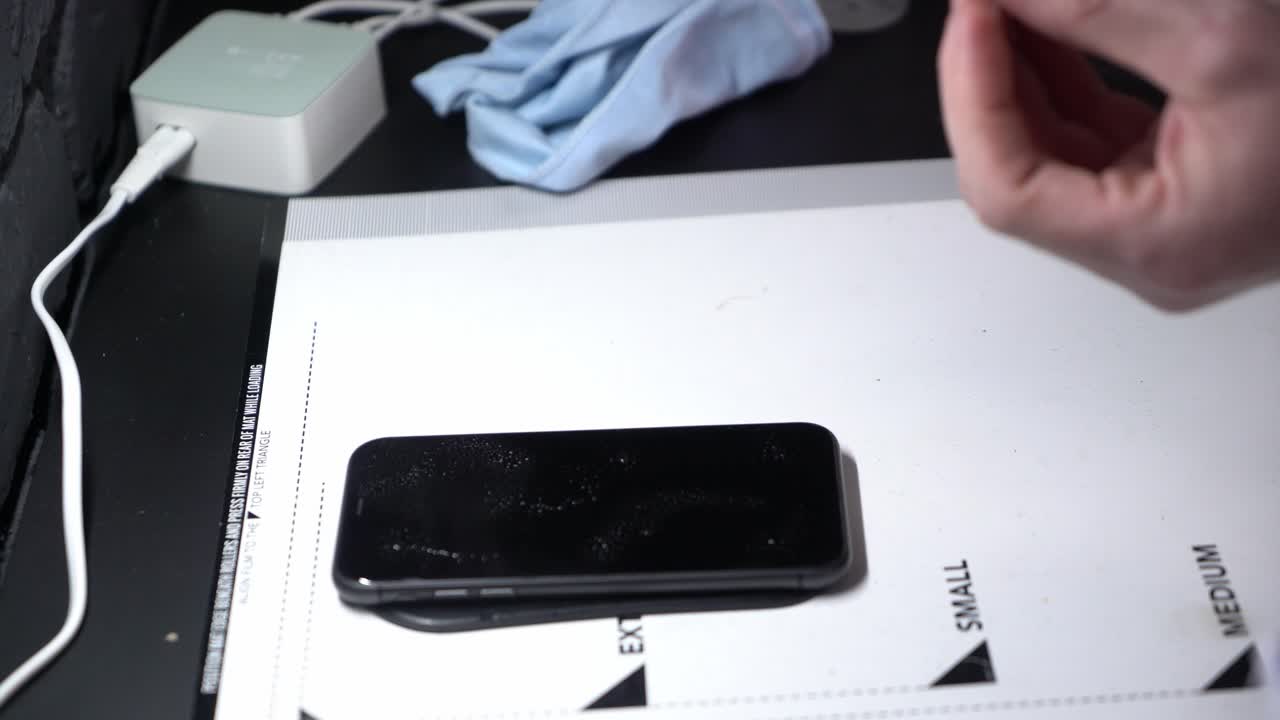 청소 후 새 화면 보호 필름을 전화기에 장착