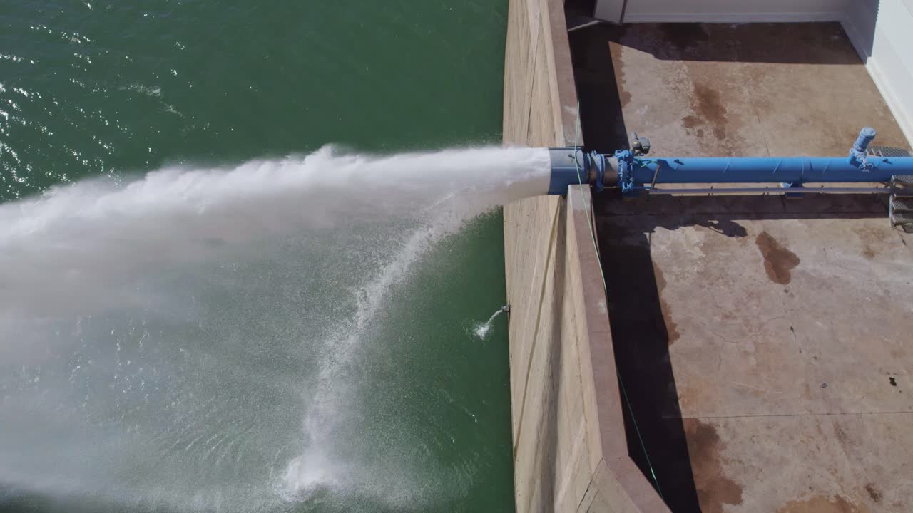 Uscita dell'acqua dalla parete della diga. Valvola Howell Bunger in funzione. Uscita di acqua pressurizzata dalla parete della diga. Acqua che fluisce dal pompaggio nel bacino. Centrale idroelettrica che pompa acqua.