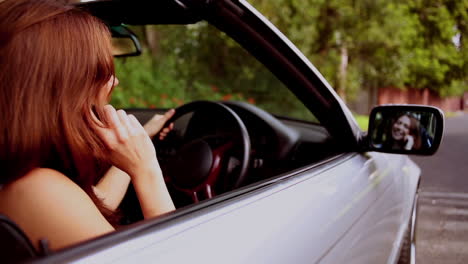 mujer en un coche plateado