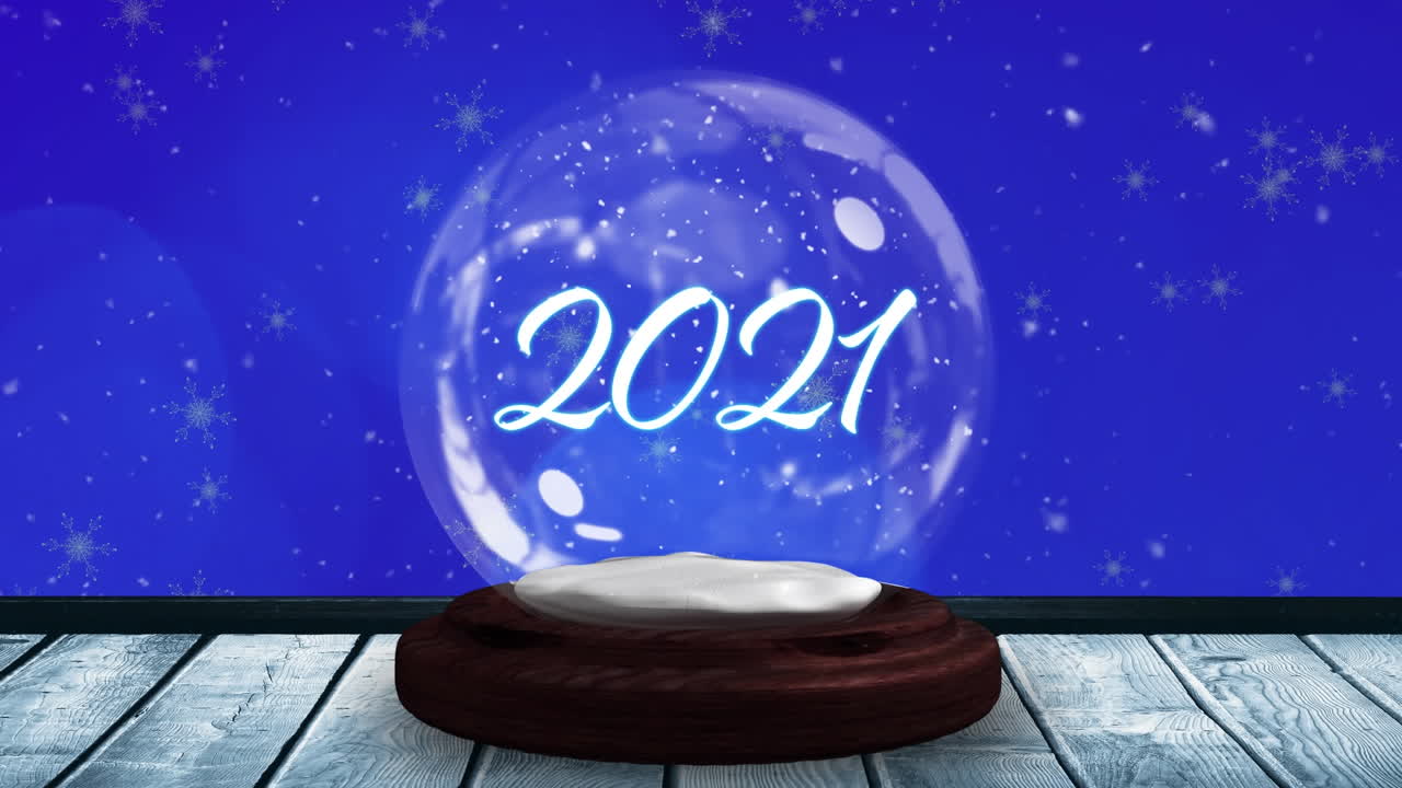 animación de las felicitaciones de la temporada de navidad texto en globo de nieve y estrella fugaz sobre fondo azul