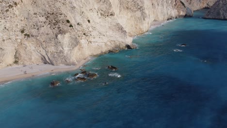 vue aérienne : plage de la mer de porto katsiki avec falaise rocheuse à lefkada, grèce - tir de suivi de drone