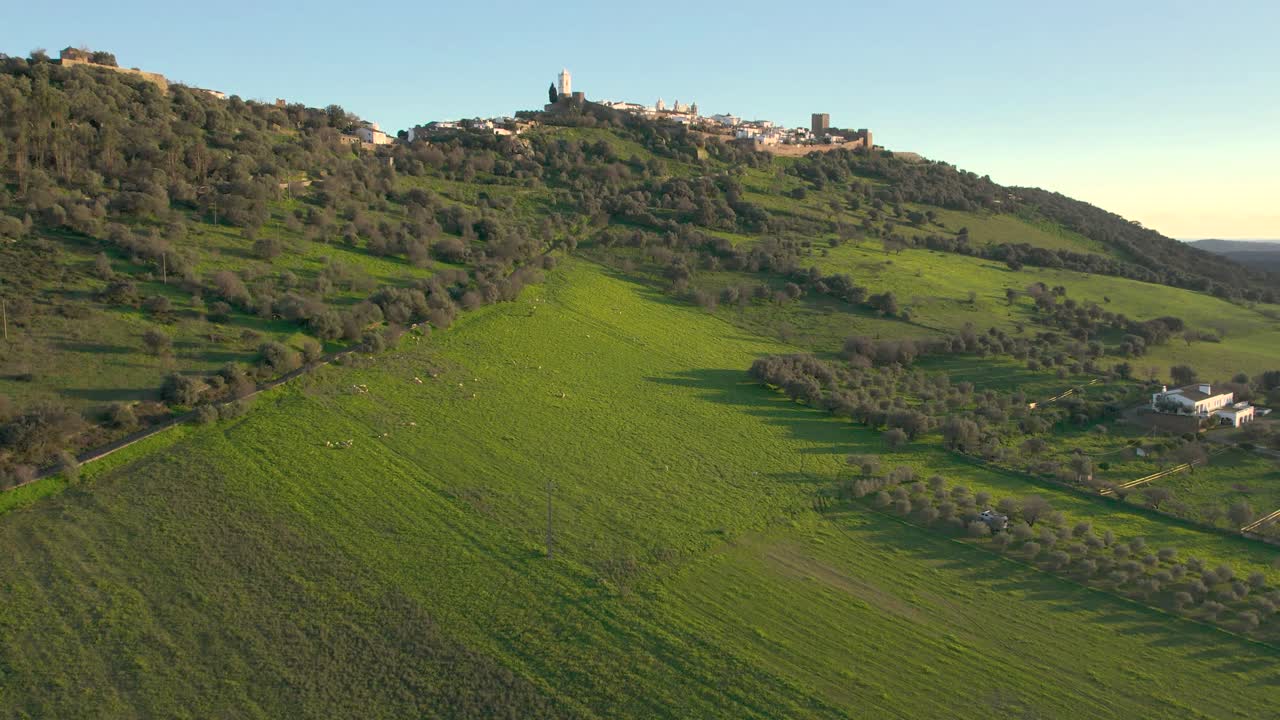 중세 마을인 몬사라즈 (monsaraz) 에서 해가 지는 모습