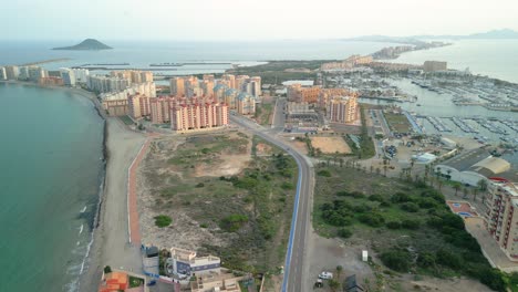 Imagen-Aerea-De-La-Ciudad-De-La-Manga,-En-La-Manga-Del-Mar-Menor-Murcia-Vista-Impresionante-De-Los-Edificios-Y-Playas-Marina-Hora-Dorada