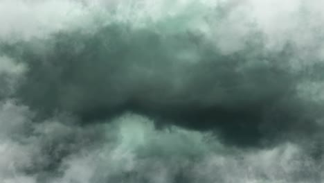 acercar, una nube oscura se mueve con una tormenta en el interior