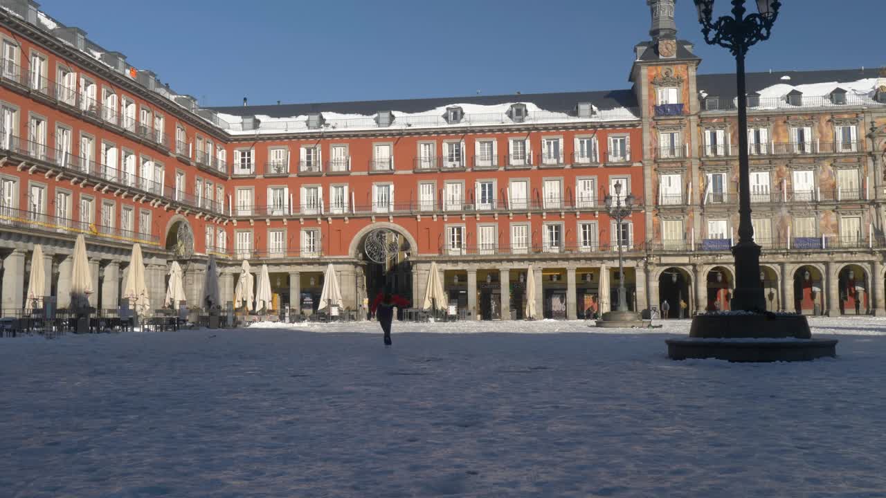 Pattinaggio su ghiaccio a Plaza Mayor, Madrid, dopo una rara tempesta di neve