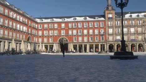 patinação no gelo na plaza mayor, em madrid, depois de uma rara tempestade de neve