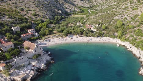 Dubovica-Strand-Der-Insel-Hvar:-Luftaufnahme-Des-Dorfes,-Des-Strandes-Und-Der-Adriaküste