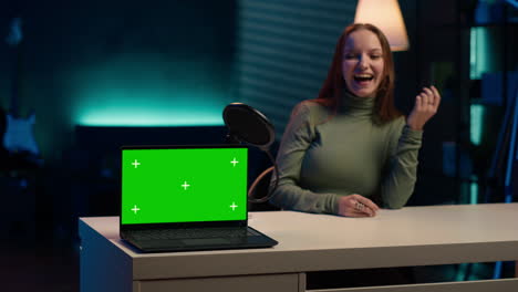 experto en tecnología que presenta chromakey portátil de pantalla aislada