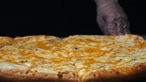 cortando una pizza de queso