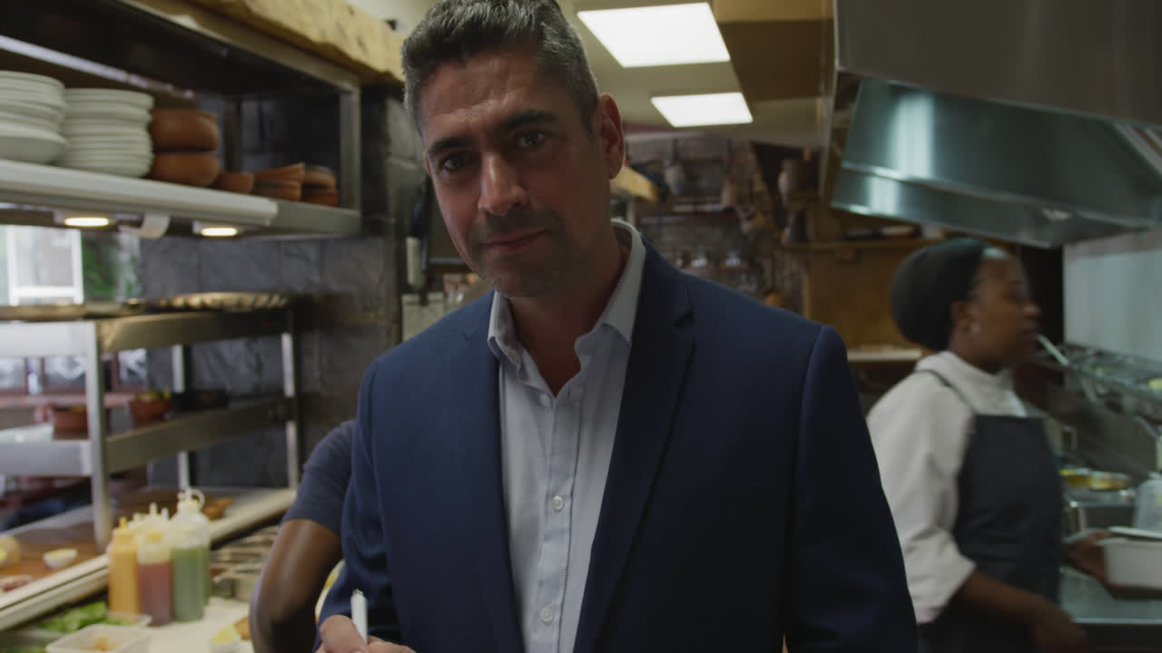 hombre caucásico escribiendo en la cocina