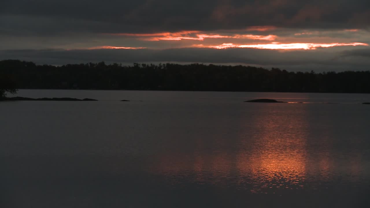 amanecer de la mañana sobre el lago de agua dulce