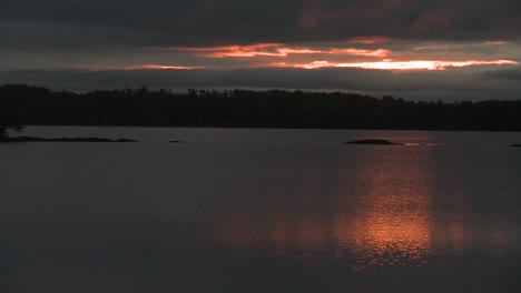 Morgensonnenaufgang-über-Süßwassersee