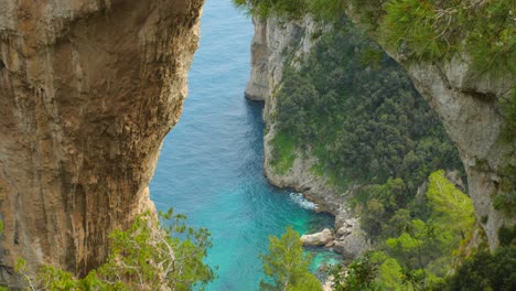 Blick-Auf-Das-Meer-Vom-Aussichtspunkt-Arco-Naturale,-In-Capri,-Italien---Nach-Unten-Kippen