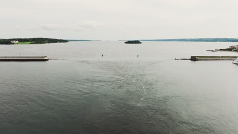 Vista-Aérea-De-La-Vía-Fluvial-Acercándose-A-Una-Isla-Privada-En-Nueva-Inglaterra