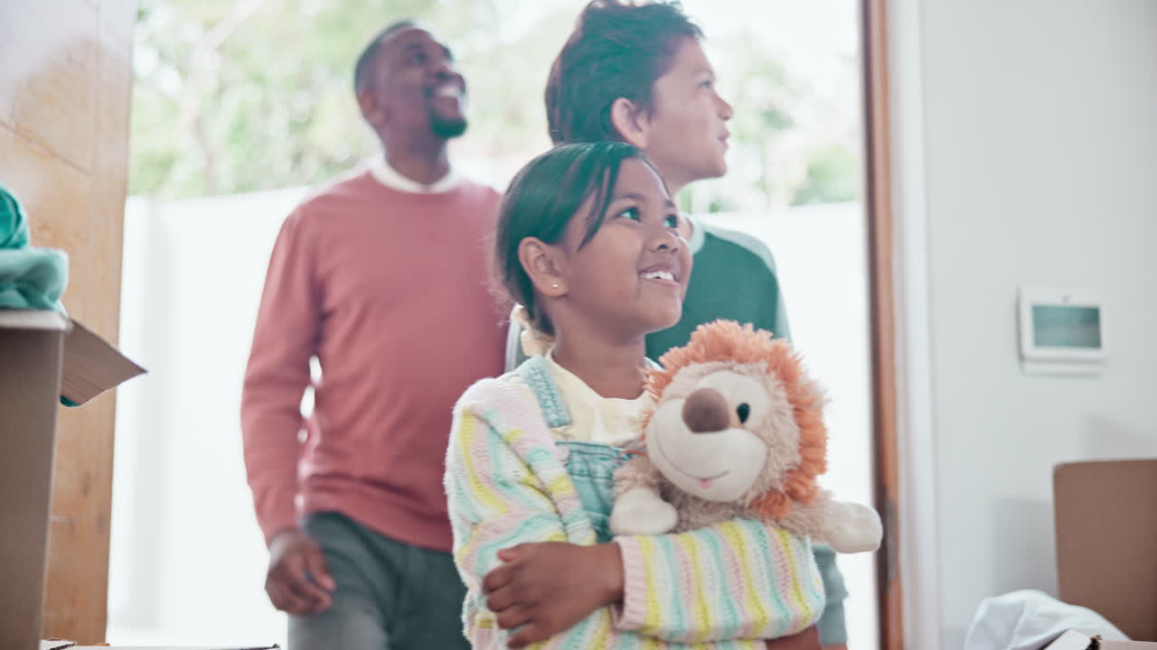 la familia se muda a un nuevo hogar