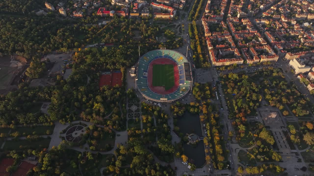 La luce dorata illumina lo stadio nazionale e il flusso del traffico cittadino, Bulgaria