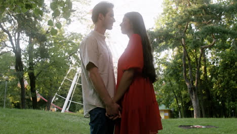 Couple-in-love-at-the-park