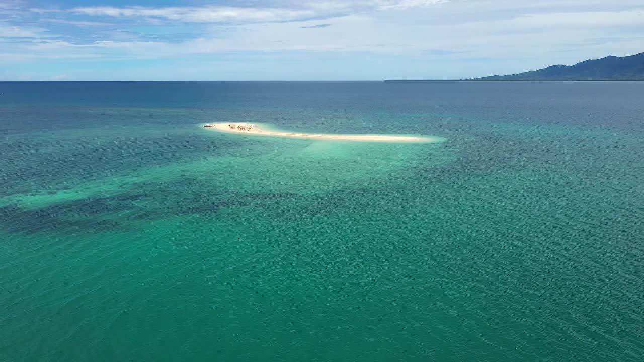 시네마틱 샷, 작은 섬의 공중 전망, 팔라완 록사스의 모래톱