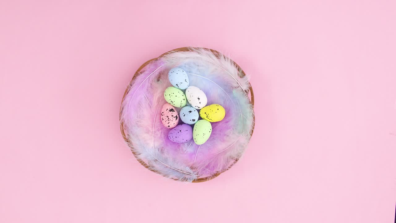 los huevos de pascua aparecen en una canasta de madera con plumas.