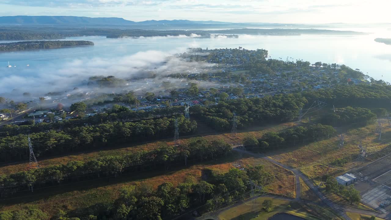 drone vista aérea del paisaje de mannering parque ciudad suburbios rurales vivienda infraestructura calles carreteras vecindario lago macquarie costa central australia