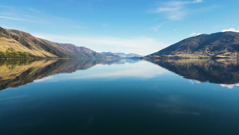 Vista-Aérea-Del-Lago-Wānaka-Nueva-Zelanda-En-La-Región-De-Otago,-Agua-Cristalina-Y-Montañas