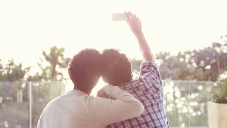 Rückansicht-Eines-Homosexuellen-Paares,-Das-Ein-Selfie-Macht