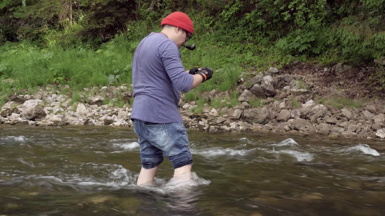 человек, проходящий через реку.