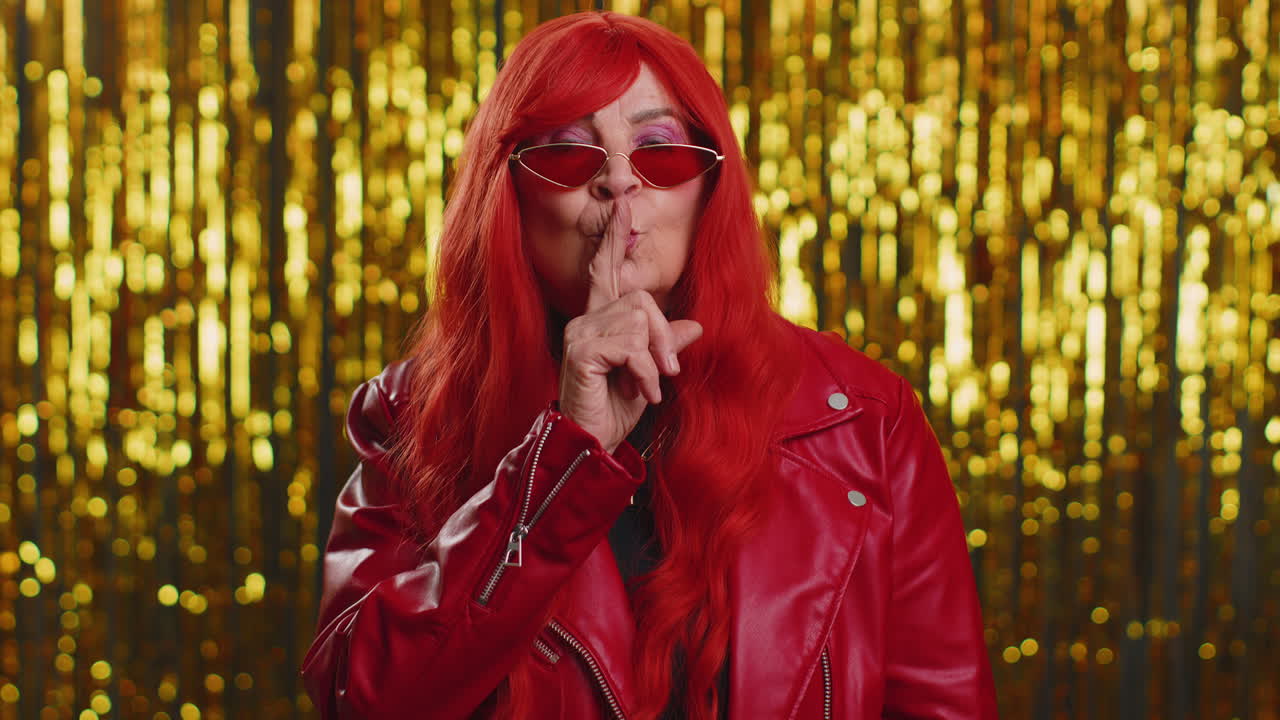 """고령 여성은 입술에 지표손가락을 누르며 침을 지시합니다, 신호는 비밀을 말하지 않습니다, 조용히하십시오."""