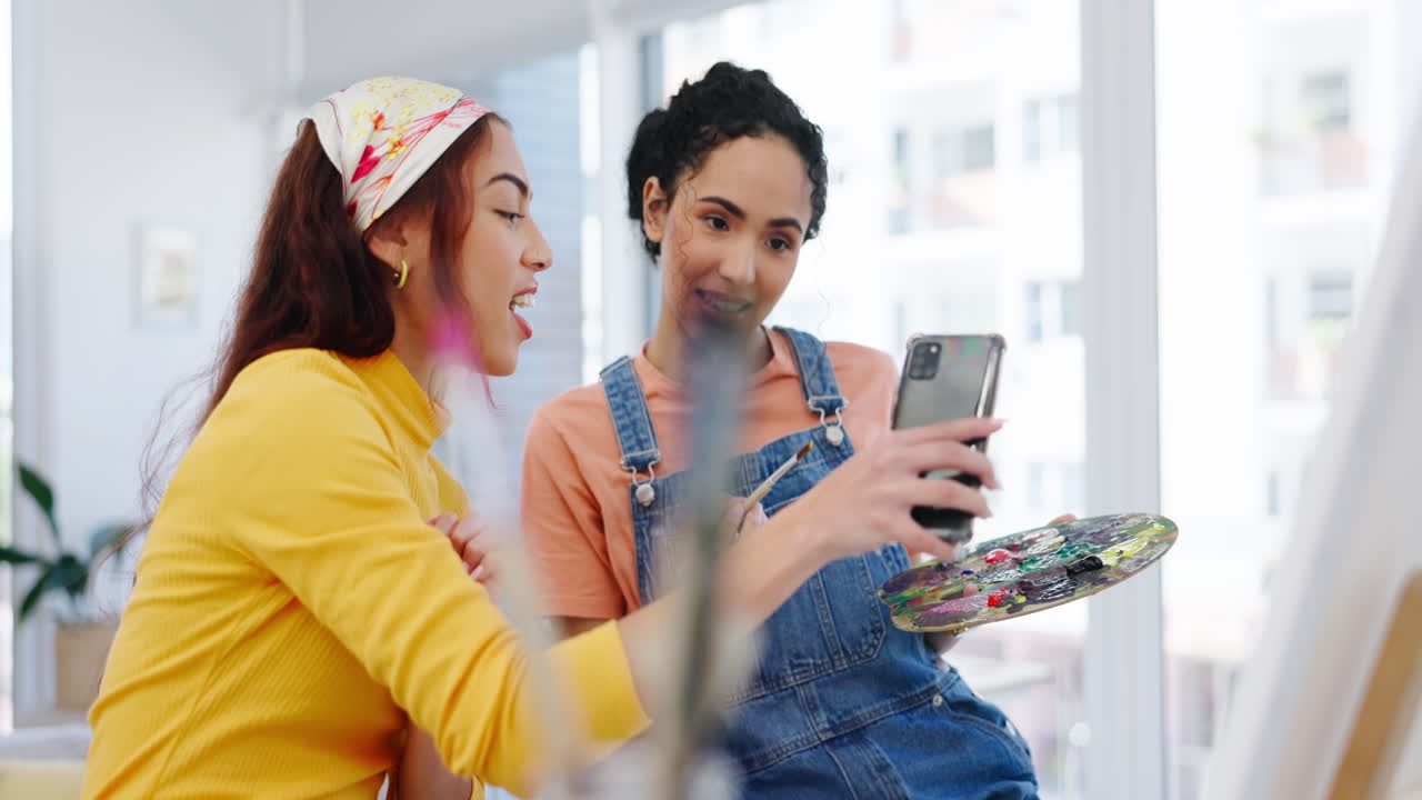 mujeres en un estudio de arte con teléfono