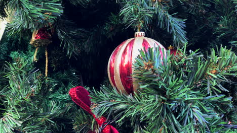 Primer-Plano-De-La-Decoración-Del-árbol-De-Navidad