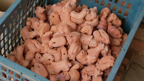 vista superior apretada de la mano colocando figurillas de arcilla de cerámica asiática en una caja, que ha hoi an vietnam