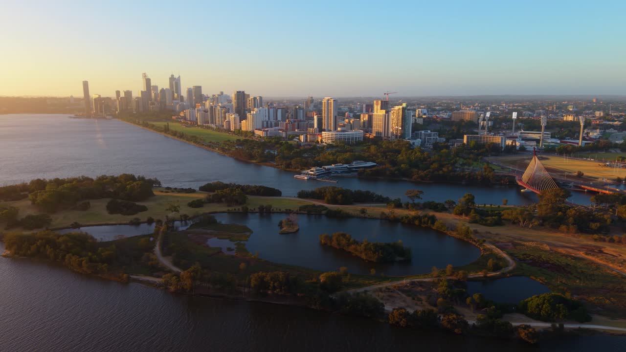 Volo cinematografico con drone al crepuscolo con riflessi dello skyline della città di Perth sul fiume Swan